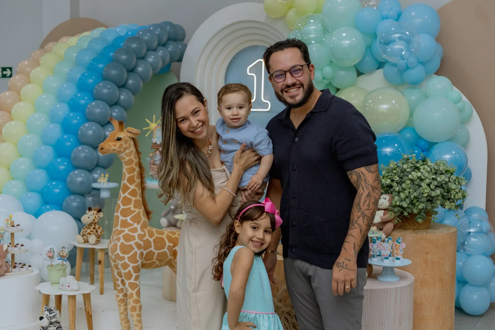 Daniel de Freitas Maciel e Larissa Persinato Dias Maciel, fundadores da Lardan, com os filhos