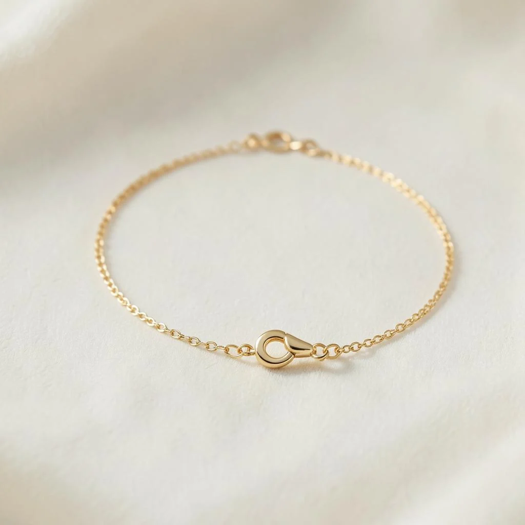 Pulseira Serena de corrente dourada fina com fecho visível